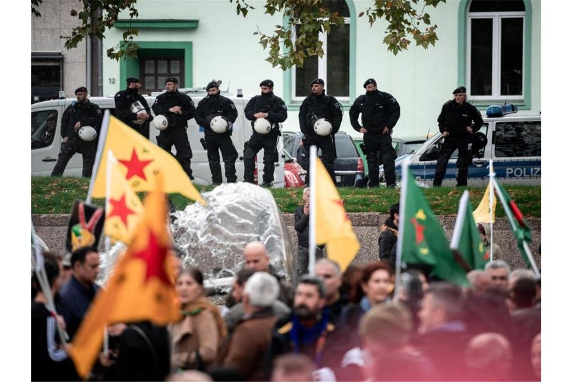 Polizisten beobachten den Demonstrationszug. Foto: Fabian Strauch/dpa