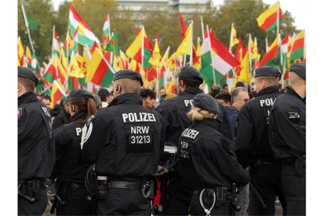 Polizisten beobachten in Köln eine Demonstration gegen die türkische Offensive. Foto: David Young/dpa