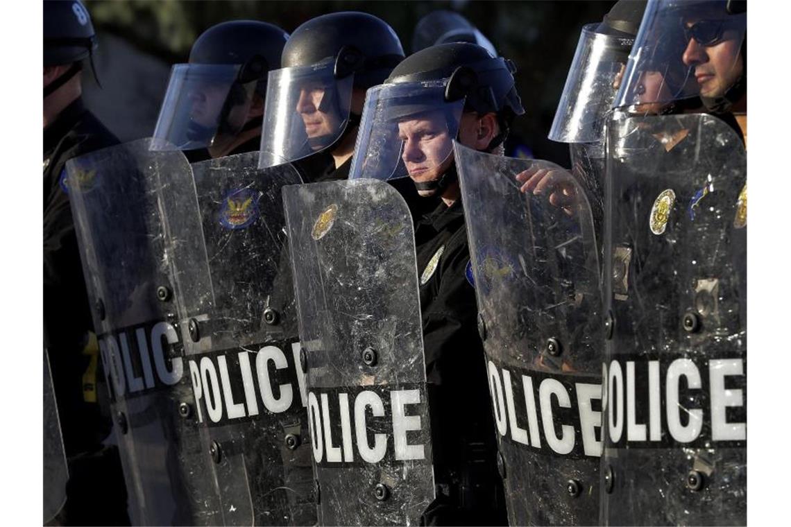 Polizisten beobachten in Phoenix einen Protestmarsch. Foto: Matt York/AP/dpa