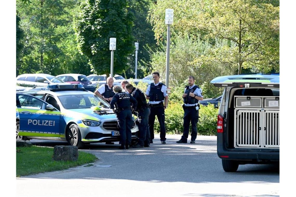 Polizisten besprechen sich vor der Klinik in Weinsberg. Foto: Bernd Weißbrod/dpa/Archivbild