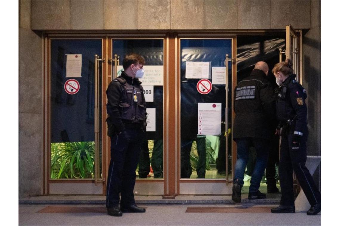 Erzbischof Burger „bestürzt“ über Amoklauf in Heidelberg Polizisten betreten das Gebäude der Universität in Heidelberg, in dem sich der Amoklauf ereignete. Foto: Sebastian Gollnow/dpa