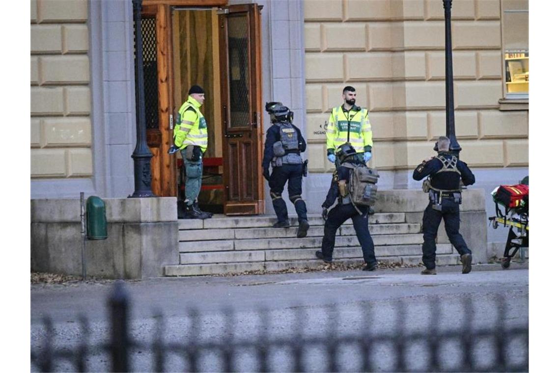 Zwei Verletzte bei Vorfall in schwedischer Schule Polizisten betreten den Tatort an einer Schule. Foto: Johan Nilsson/TT News Agency/AP/dpa