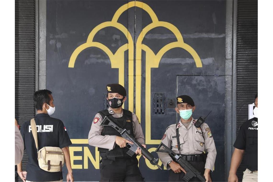 Polizisten bewachen den Haupteingang des Tangerang-Gefängnisses. Foto: Tatan Syuflana/AP/dpa