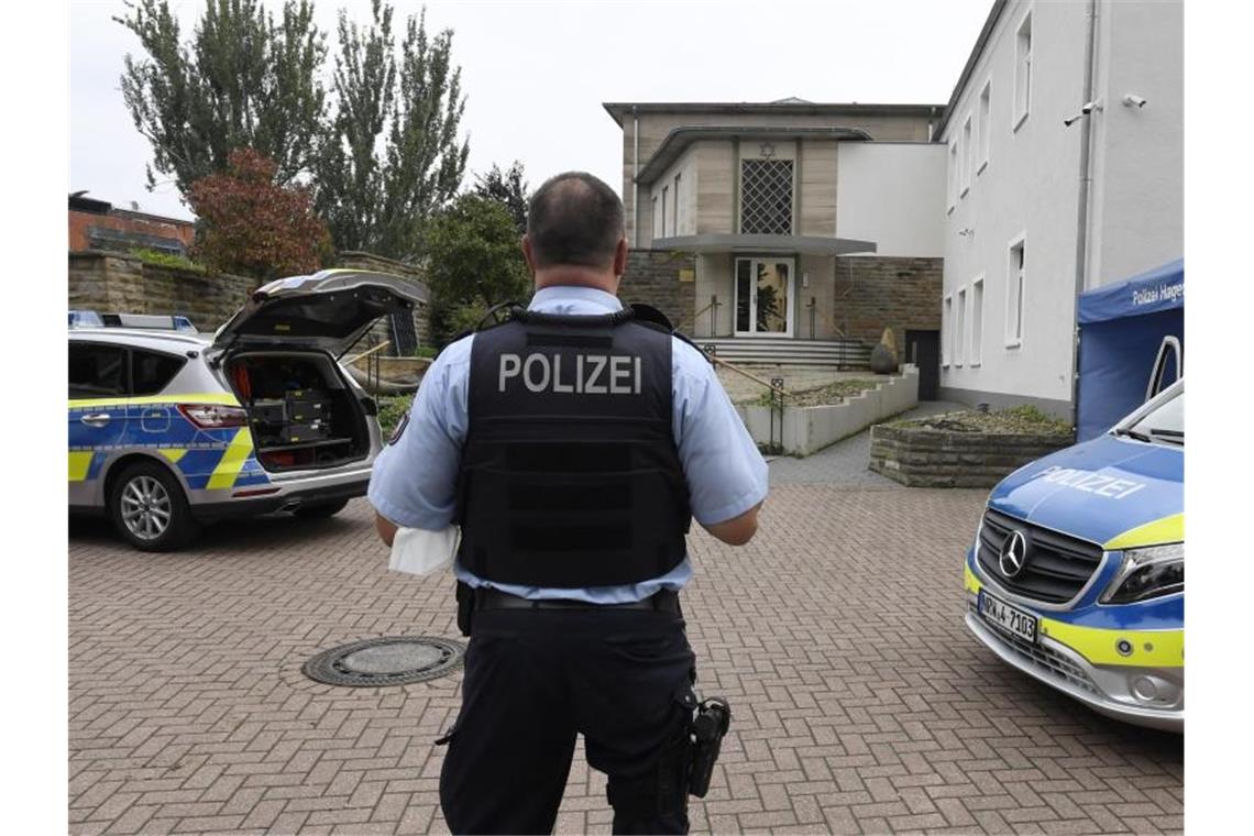 Polizisten bewachen die Synagoge in Hagen. Foto: Roberto Pfeil/dpa