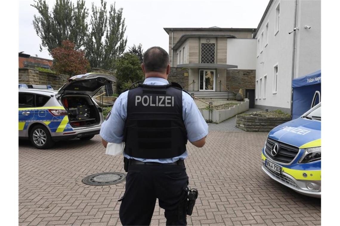 Hagener Synagoge: Verdächtiger ist in Untersuchungshaft Polizisten bewachen die Synagoge in Hagen. Foto: Roberto Pfeil/dpa