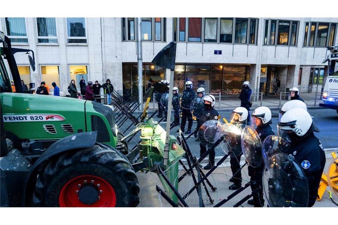 Polizisten bewachen eine Absperrung.