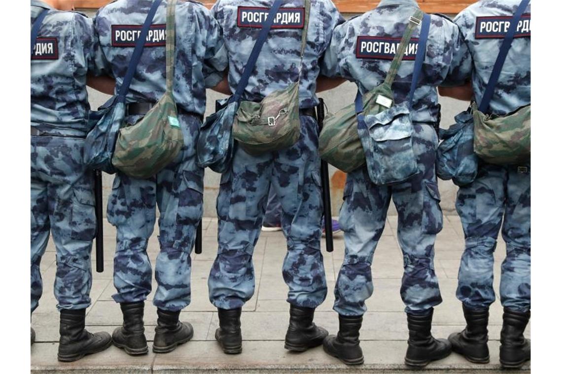 Kundgebung in Moskau gegen Polizei und Druck auf Medien Polizisten bilden eine Blockade: Die Festnahme des Enthüllungsjournalisten Iwan Golunow treibt Abertausende Moskauer auf die Straße. Foto: Pavel Golovkin/AP