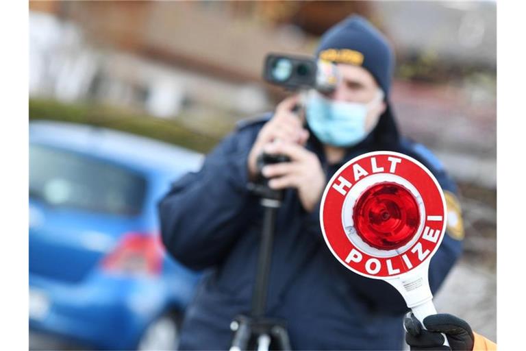 Polizisten blitzen in Farchant Autofahrer, die mit überhöhter Geschwindigkeit unterwegs sind. Foto: Angelika Warmuth/dpa