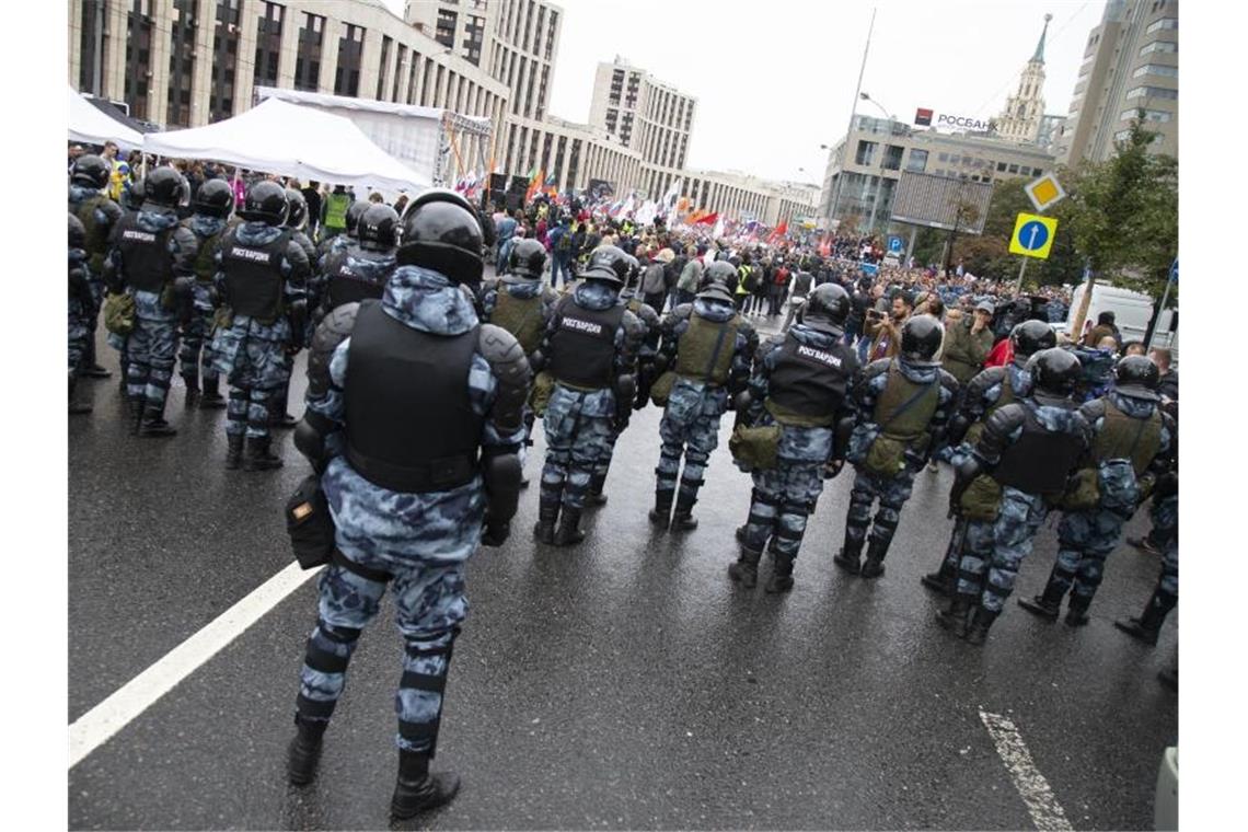 Zehntausende Menschen demonstrieren in Moskau Polizisten blockieren die Straße: Viele Menschen strömten selbst lange Zeit nach dem offiziellen Beginn zu der Kundgebung in der Hauptstadt. Foto: Alexander Zemlianichenko/AP