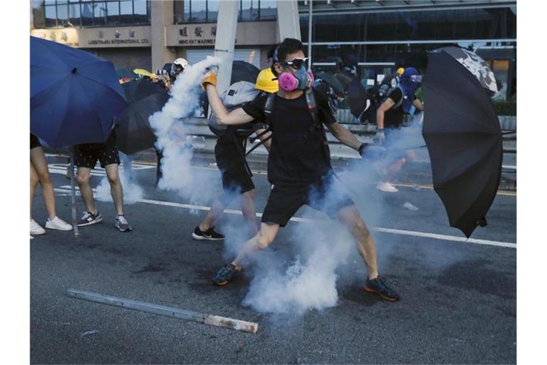 Polizisten blockieren eine Straße im Bezirk Yuen Long. Foto: Vincent Yu/AP