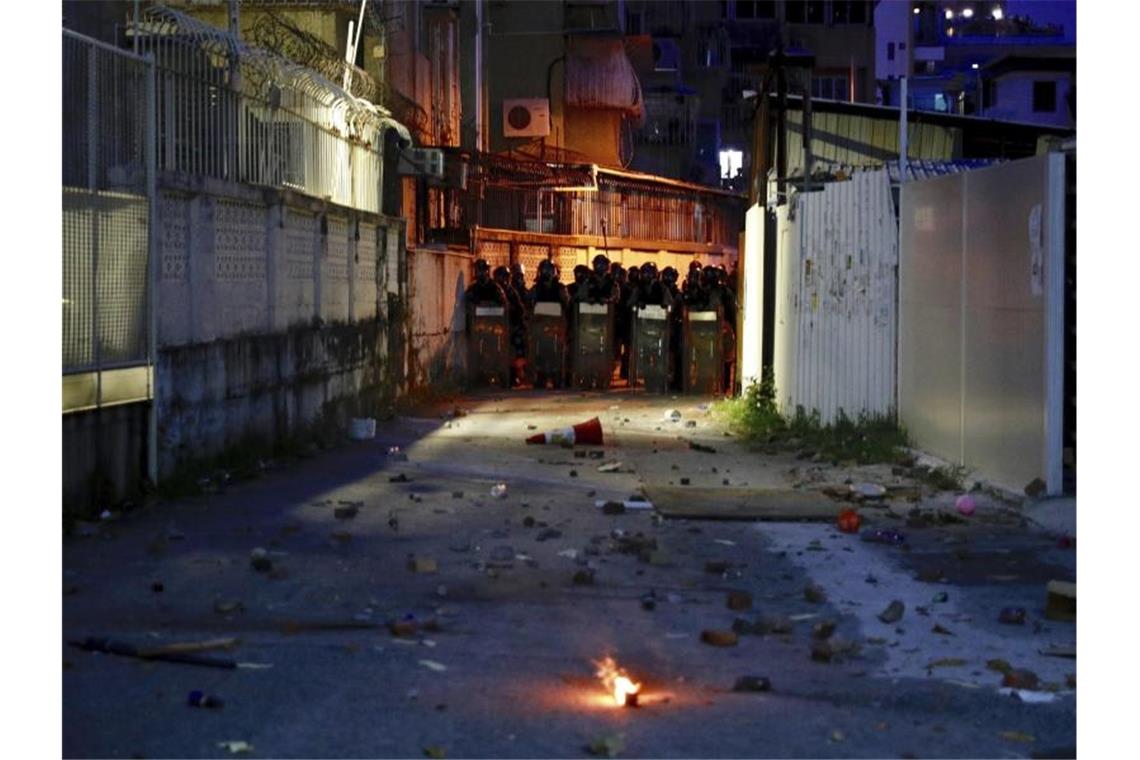 Peking verurteilt „schreckliche Vorfälle“ in Hongkong Polizisten blockieren eine Straße im Bezirk Yuen Long. Foto: Vincent Yu/AP