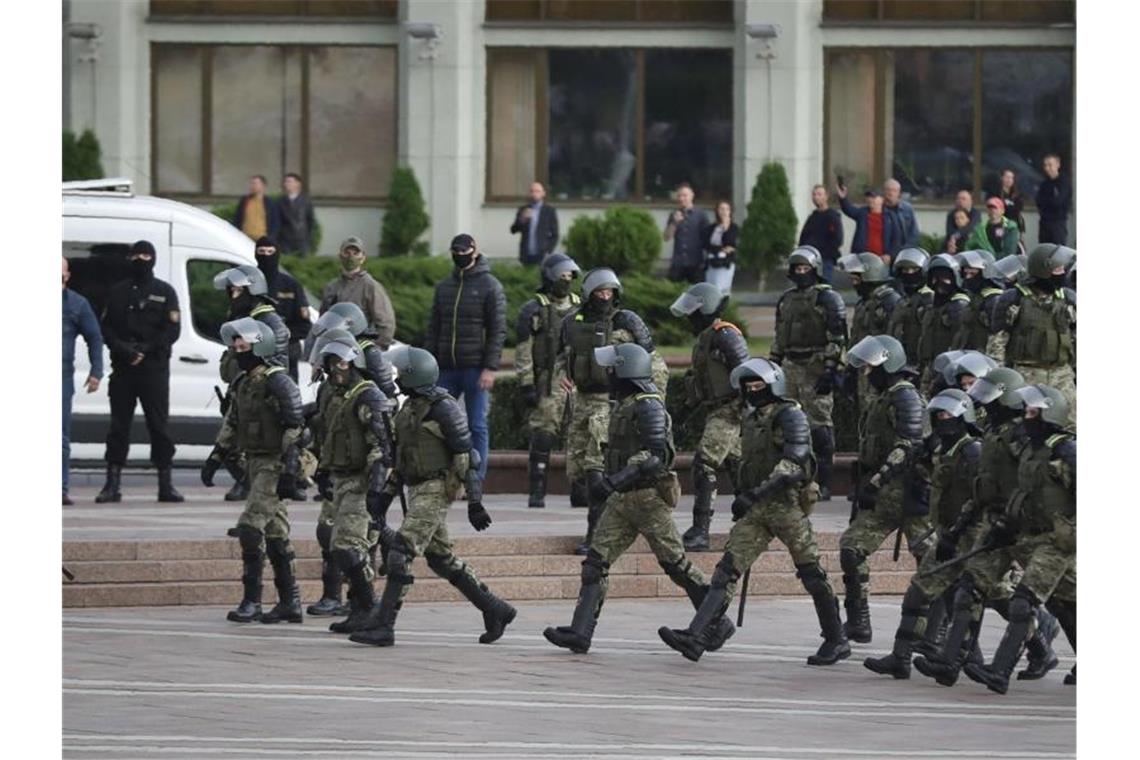 Polizisten blockieren während eines Protests den Weg zum Unabhängigkeitsplatz. Foto: Sergei Grits/AP/dpa/Archiv