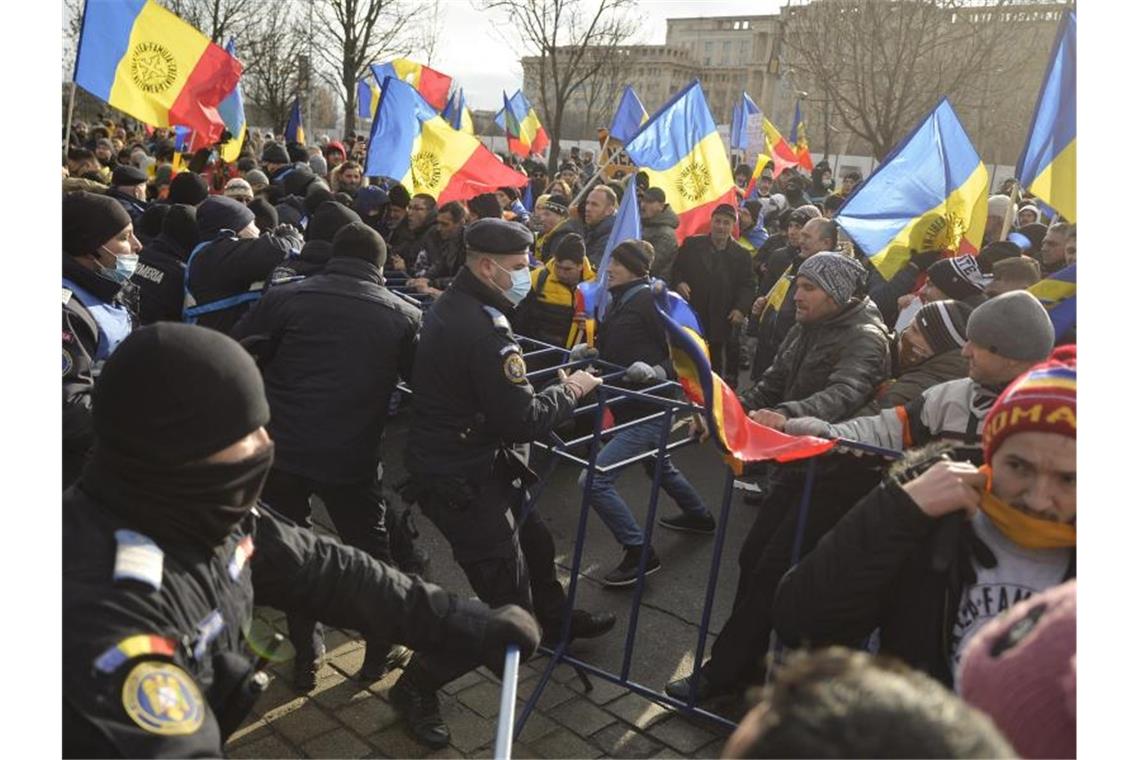 Rechtsradikale stürmen Hof des rumänischen Parlaments Polizisten der Bereitschaftspolizei ringen vor dem Parlamentspalast in Bukarest mit Demonstranten. Foto: Alexandru Dobre/AP/dpa