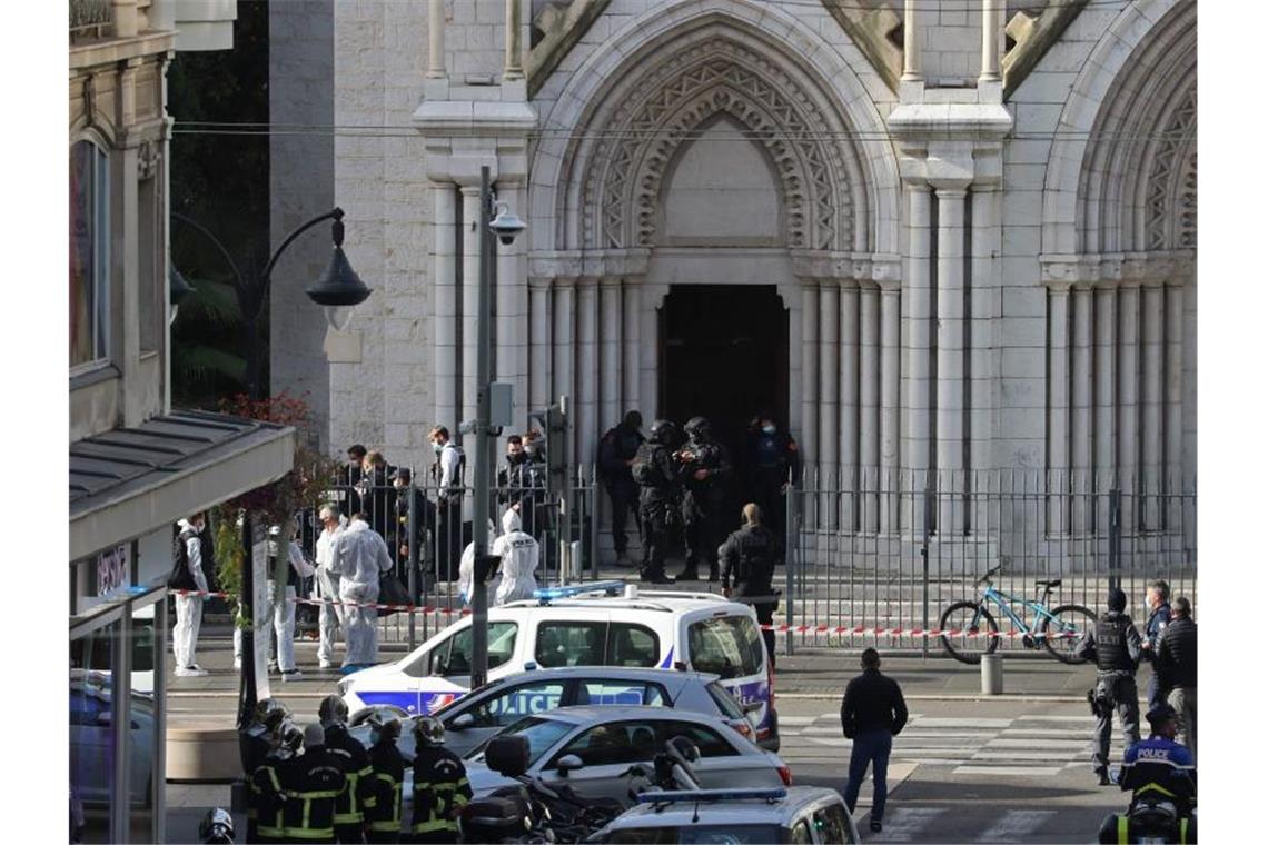 Drei Tote in Nizza bei Messerangriff in Kirche Polizisten der Eliteeinheit Raid treffen ein, um die Kirche Notre-Dame nach einem Messerangriff zu durchsuchen. Foto: Valery Hache/AFP/dpa