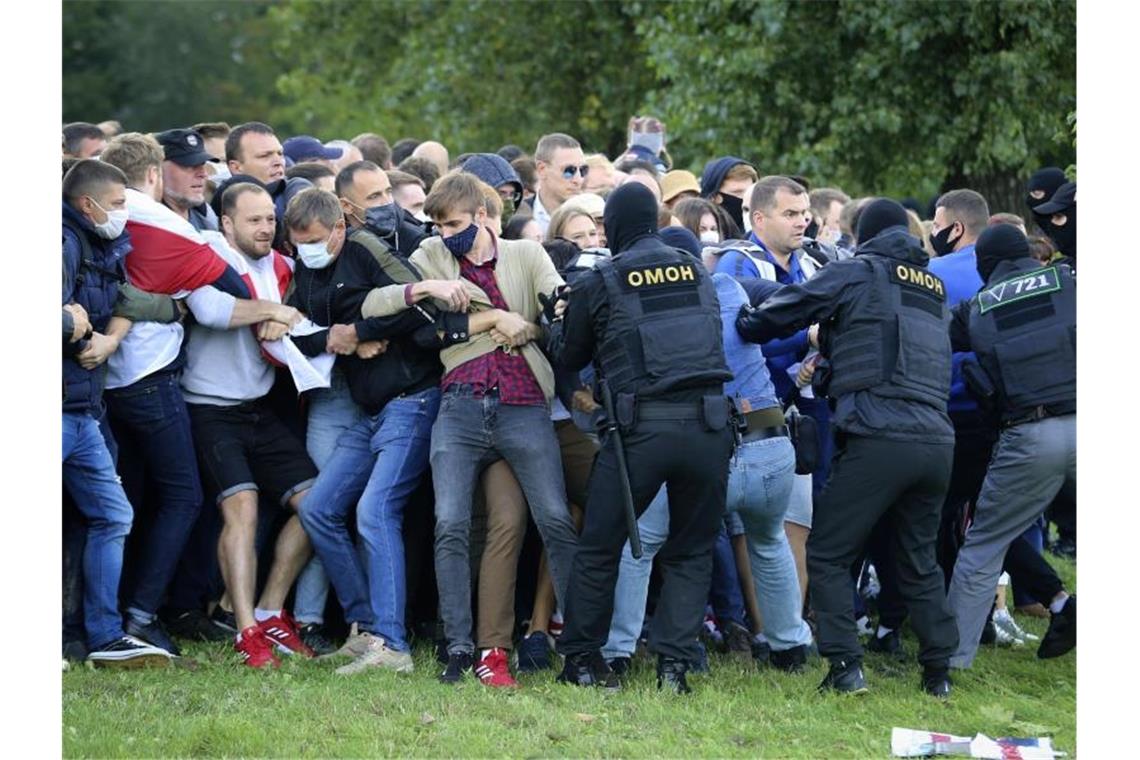 Neue Proteste in Minsk: 150.000 Menschen gegen Lukaschenko Polizisten der Spezialeinheit OMON Demonstranten in Minsk zurück. Die Demokratiebewegung rief diesmal zu einem „Marsch der Helden“ auf, der auch der inhaftierten Oppositionsführerin Maria Kolesnikowa gewidmet sein sollte. Foto: -/Tut.by via AP/dpa