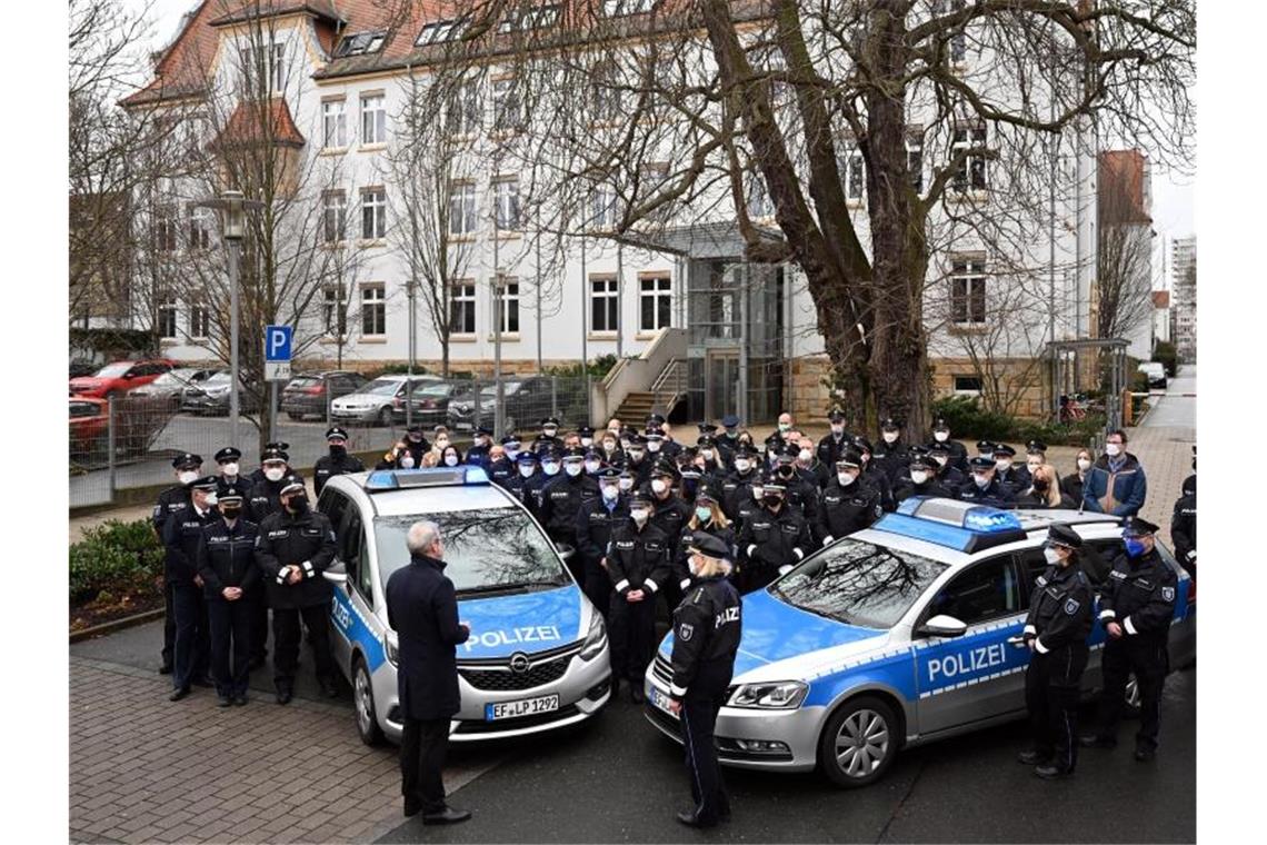 Schweigeminute und Glockengeläut für getötete Polizisten Polizisten des Inspektionsdienstes Erfurt-Süd der Landespolizeiinspektion Erfurt gedenken ihrer getöteten Kollegen aus Rheinland-Pfalz. Foto: Martin Schutt/dpa-Zentralbild/dpa