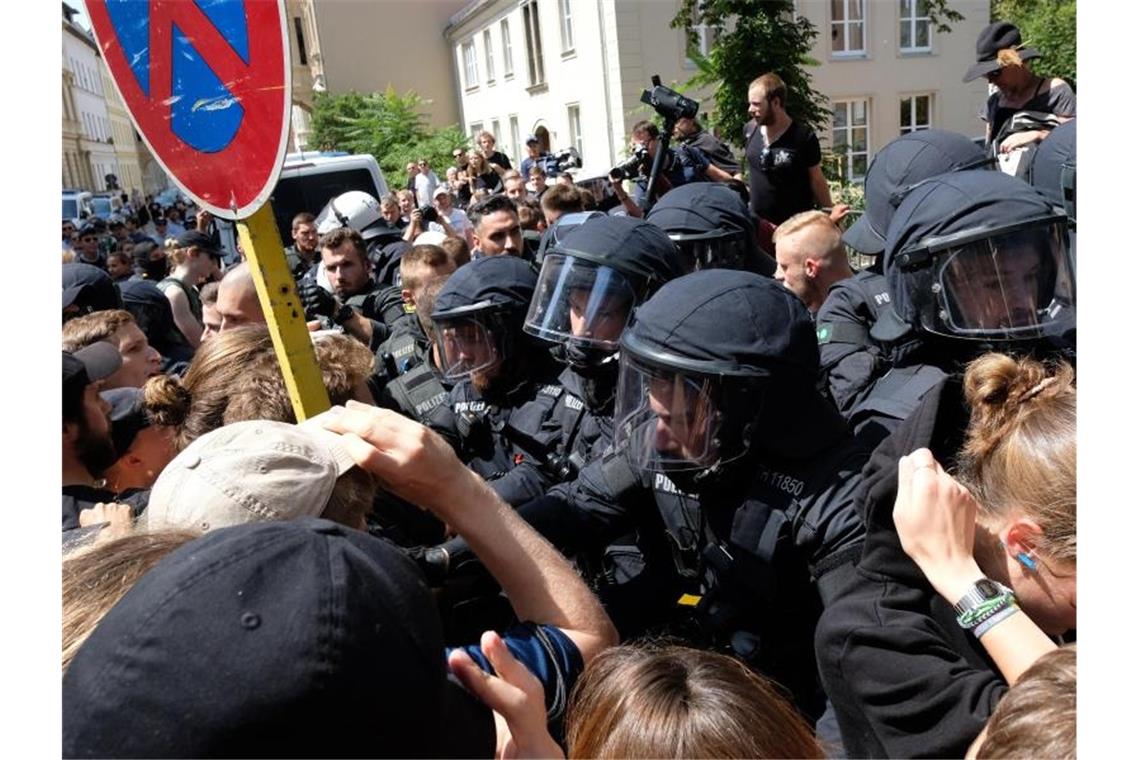 Polizisten drängen in Halle Gegendemonstranten ab. Foto: Sebastian Willnow