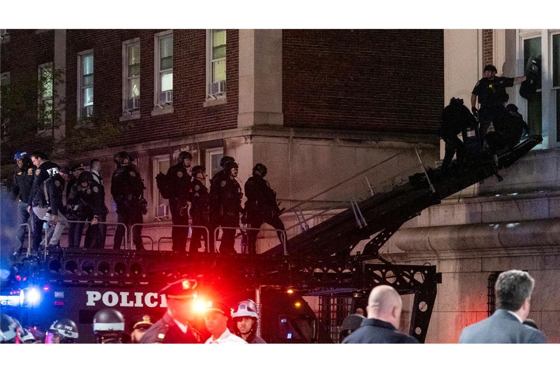Polizisten dringen in das obere Stockwerk der Hamilton Hall auf dem Campus der Columbia University in New York ein, um die Besetzung durch pro-palästinensische Studenten zu beenden.