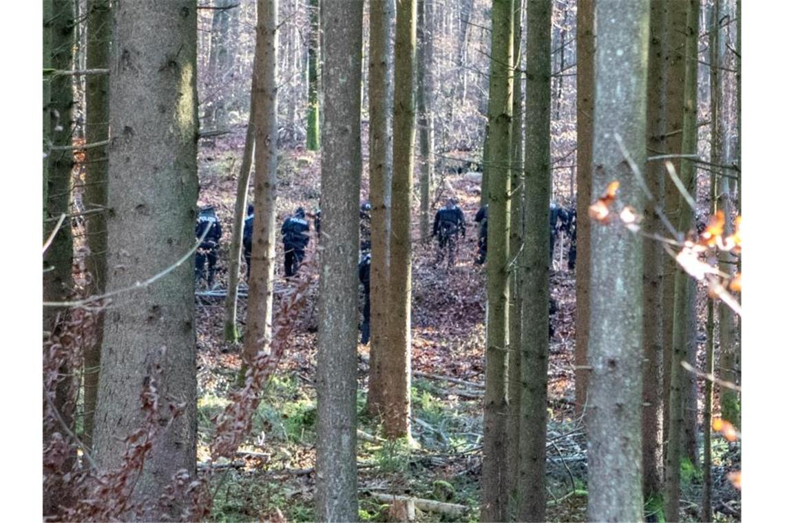 Polizisten durchkämmen den Wald bei Kipfenberg. Foto: Friedrich/Vifogra/dpa