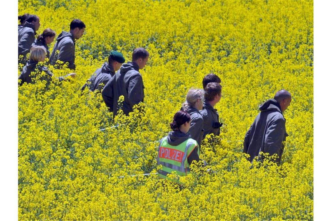 Polizisten durchsuchen bei Heidenheim ein Rapsfeld. Foto: picture alliance / dpa/Archivbild