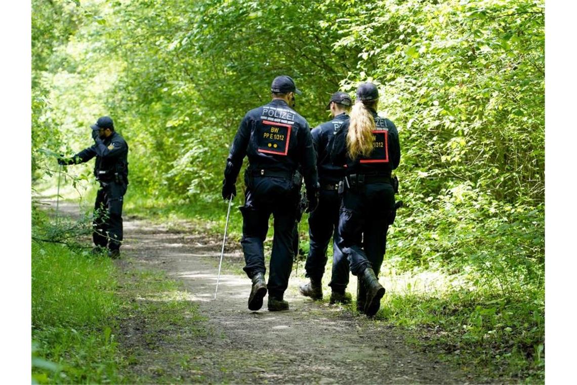 Nach Fund von Frauenleiche: Tatverdächtiger schweigt Polizisten durchsuchen die Umgebung des Fundortes einer Frauenleiche nach Spuren. Foto: Benedikt Spether