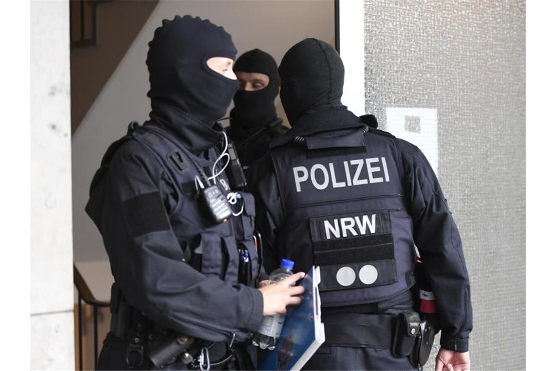 Großrazzia gegen Geldwäsche, Gewalt und Terror Polizisten durchsuchen ein Gebäude in Düsseldorf beim landesweiten Polizeieinsatz gegen Geldwäsche und Terrorfinanzierung. Foto: Roberto Pfeil/dp/dpa