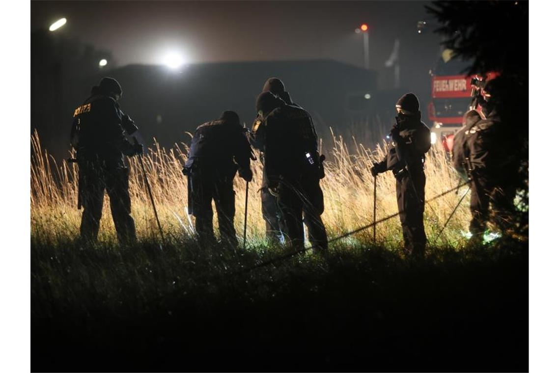 Polizisten durchsuchen ein Waldgebiet. Foto: Karl-Josef Hildenbrand/dpa