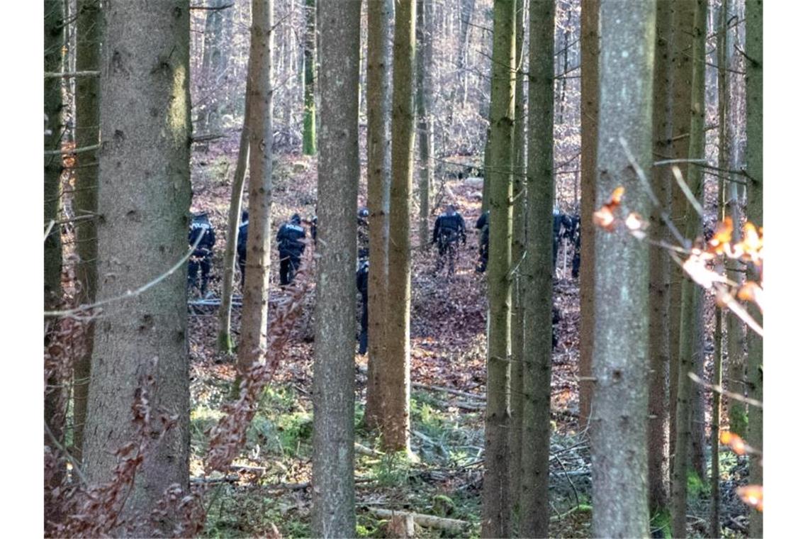 Suche nach Überresten der vermissten Sonja Engelbrecht Polizisten durchsuchen ein Waldstück in Oberbayern. Ein Waldarbeiter hatte dort einen Knochen der vermissten Sonja Engelbrecht gefunden. Foto: Friedrich/Vifogra/dpa