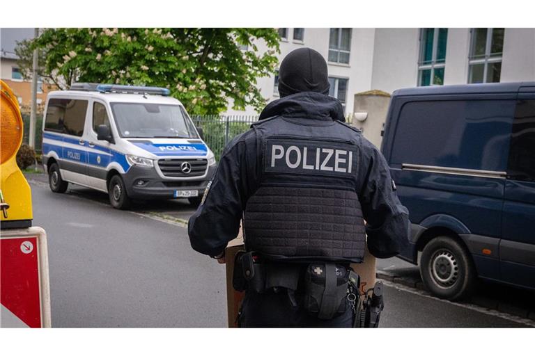 Polizisten durchsuchen seit Donnerstagmorgen weiter Wohnungen und Häuser in der Dürener Innenstadt.