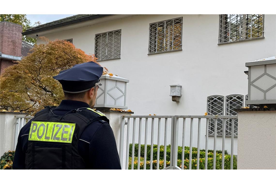 Promis und Weggefährten trauern um Jack White Polizisten eilten am Donnerstag zum Haus von Jack White in Berlin.