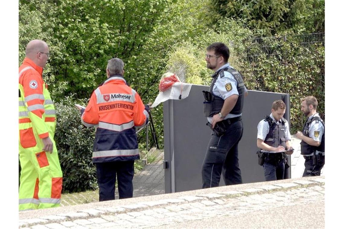 Polizisten, ein Mitarbeiter des Roten Kreuzes und ein Mitglied der Malteser. Foto: Aaron Klewer/Einsatz-Report24/Archivbild