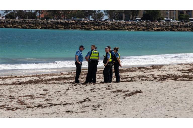 Polizisten ermitteln am Sorrento Beach.