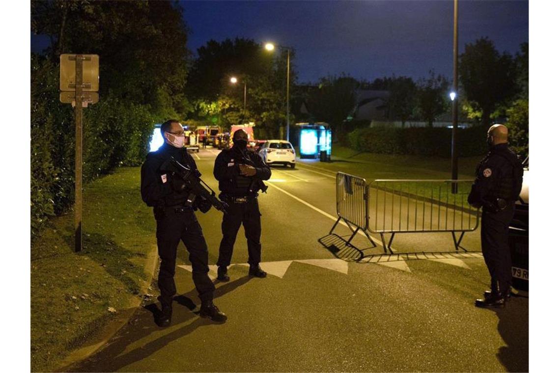 Polizisten ermitteln am Tatort in Paris. Der mutmaßliche Täter wurde kurze Zeit später im nahe gelegenen Éragny von der Polizei aufgegriffen. Foto: Abdulmonam Eassa/AFP/dpa