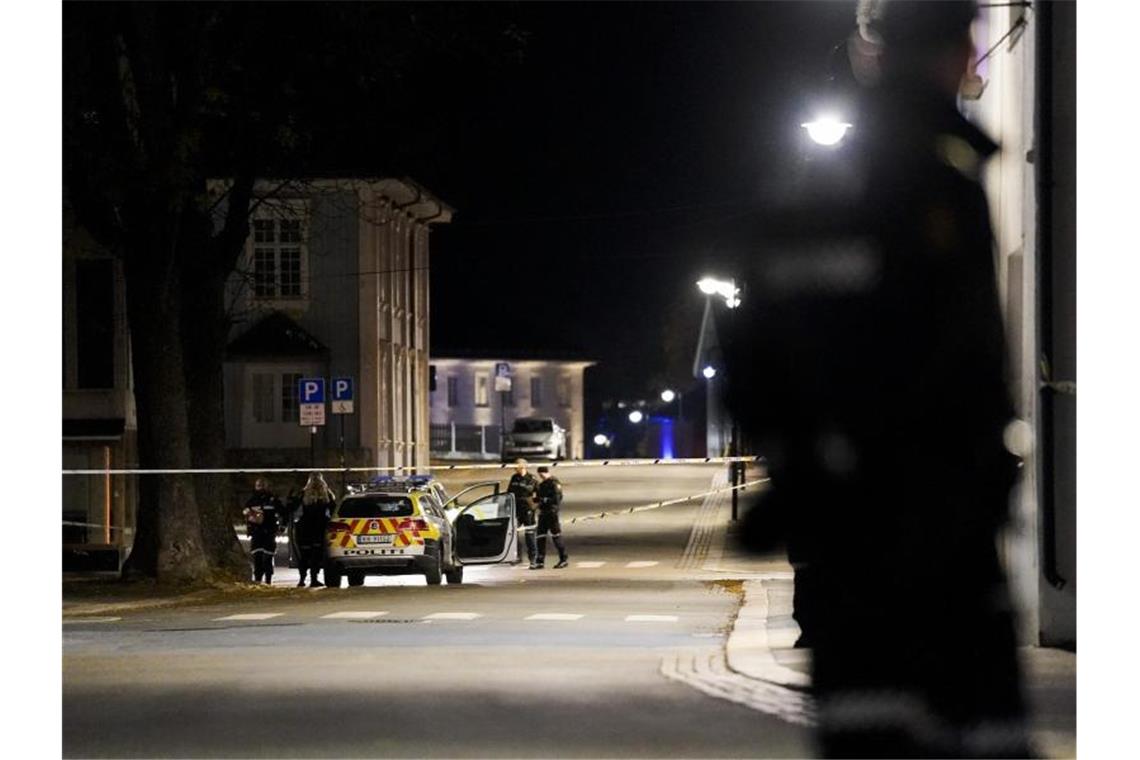 Polizisten ermitteln im Zentrum von Kongsberg nach einer Gewalttat. Foto: Håkon Mosvold Larsen/NTB/dpa