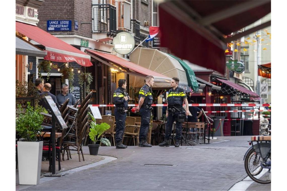 Polizisten ermitteln im Zentrum von Amsterdam, nachdem ein Unbekannter auf den Reporter schoss. Foto: Evert Elzinga/ANP/dpa