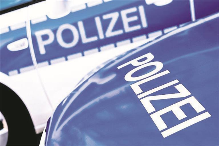 Polizisten fanden auf einem Spielplatz leere Flaschen. Symbolfoto: Fottoo/Stock-Adobe