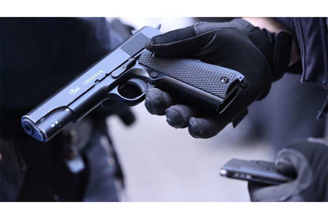 Polizisten fanden diese Softair Schusswaffe in der Tasche eines 17-Jährigen bei einer Polizeikontrolle.