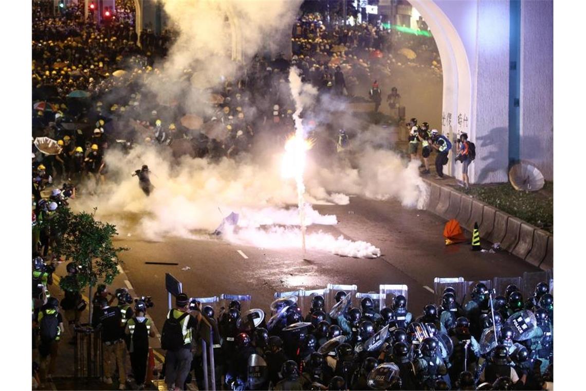 Hunderte Hongkonger protestieren am Airport gegen Regierung Polizisten feuern bei den Massenprotesten in Hongkong mit Tränengas auf die Demonstranten. Foto: Lo Kwanho/HK01