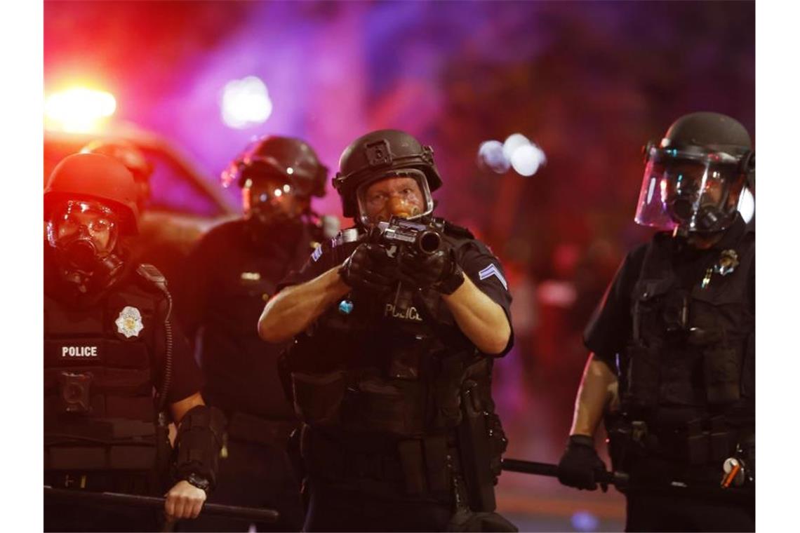 Polizisten feuern in Denver Tränengas ab, um die eine Ansammlung von Menschen aufzulösen. Foto: David Zalubowski/AP/dpa