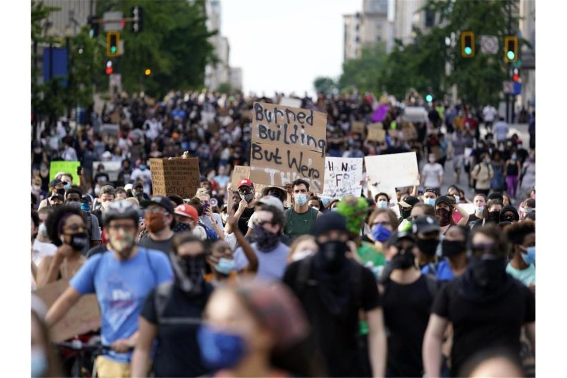 Polizisten feuern in Denver Tränengas ab, um die eine Ansammlung von Menschen aufzulösen. Foto: David Zalubowski/AP/dpa