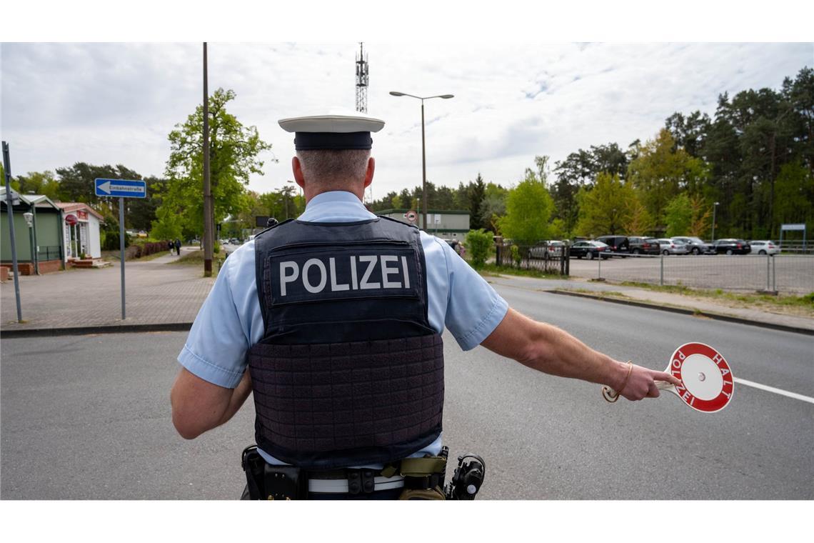 Zwischen Offensive und Defensive: Kanzler Merz in Brüssel Polizisten führen an der deutsch-polnischen Grenze im Kreis Vorpommern-Greifswald Kontrollen durch.