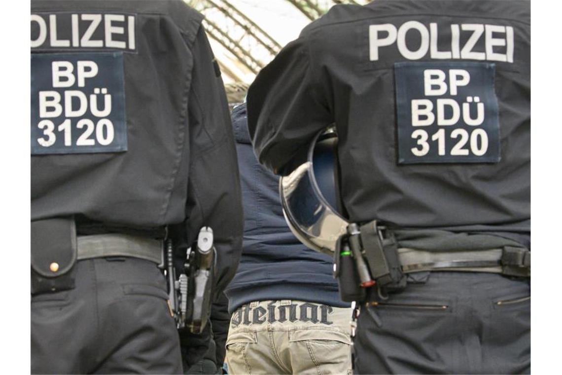 Polizisten führen auf dem Hauptbahnhof Identitätskontrollen von Personen durch. Die Dresdner Polizei bereitet sich auf Proteste gegen die Corona-Politik vor. Foto: Robert Michael/dpa-Zentralbild/dpa