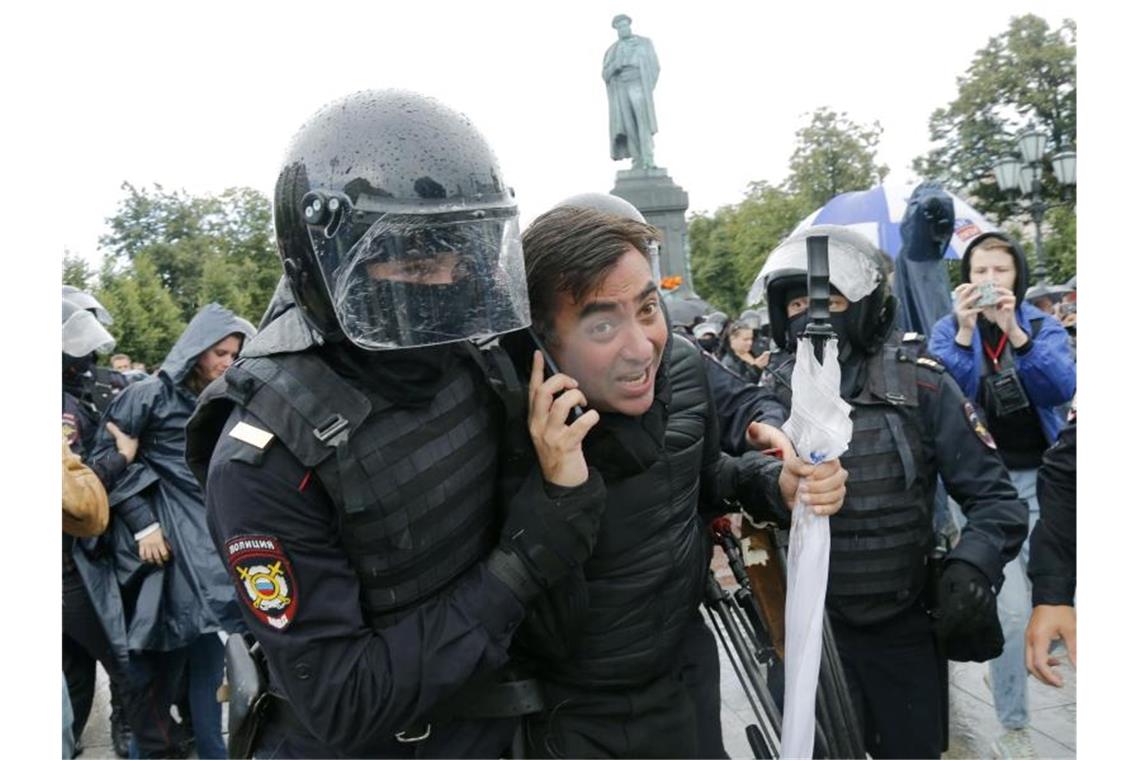 Polizisten führen Demonstranten ab. Foto: Alexander Zemlianichenko/AP