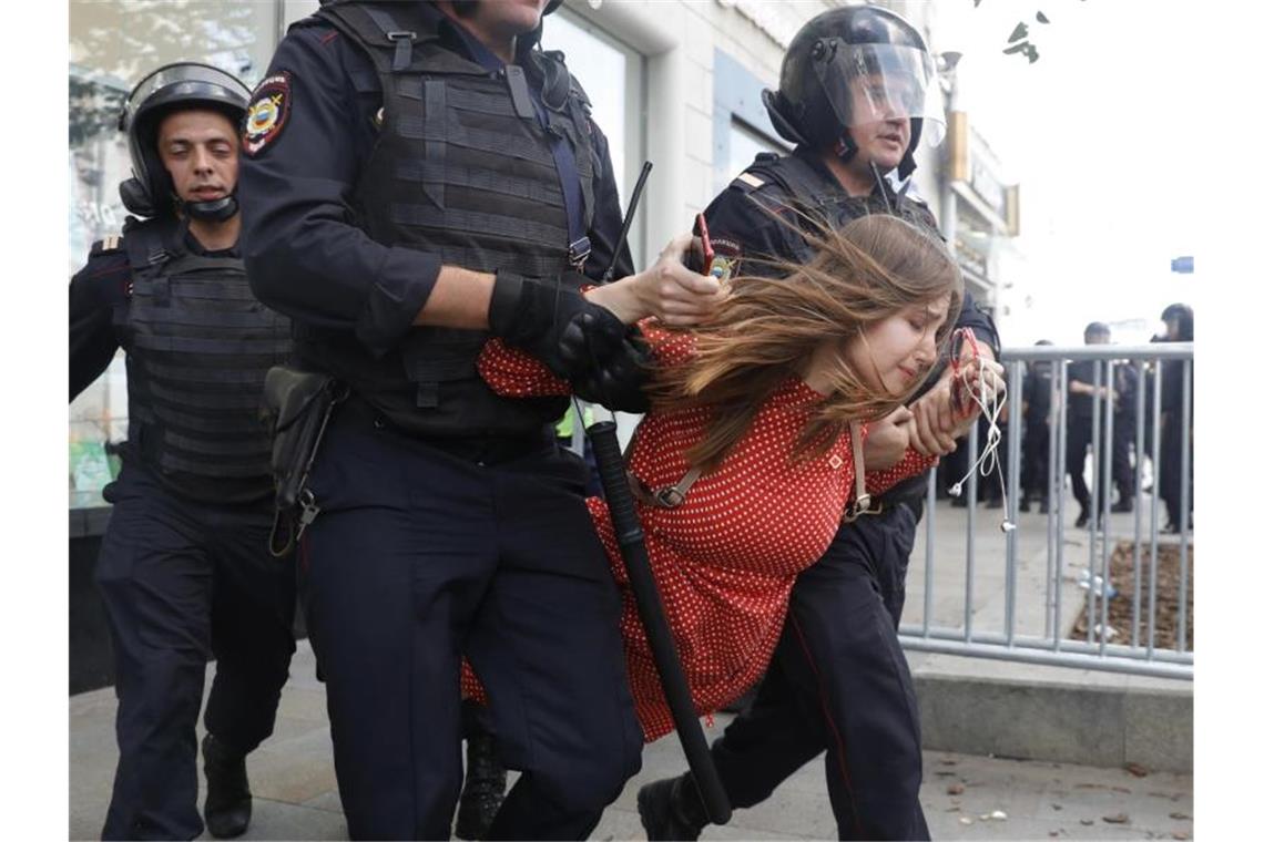 Aktivisten: 1370 Festnahmen bei Kundgebung in Moskau Polizisten führen eine Frau in Moskau ab. Foto: Pavel Golovkin/AP