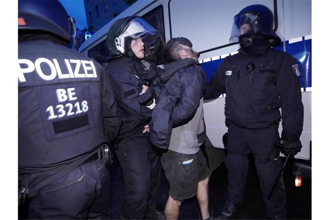 Corona-Regeln während Mai-Protesten nicht durchgesetzt Polizisten führen einen Demonstranten ab. Foto: Michael Kappeler/dpa