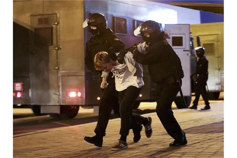 Polizisten führen in Minsk einen Demonstranten ab. Foto: Uncredited/AP/dpa