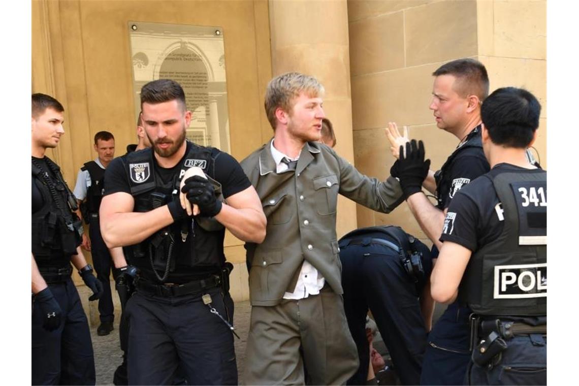 Verfassungsschutz: Identitäre Bewegung ist klar rechtsextrem Polizisten führen vor dem Bundesjustizministerium einen Demonstranten der Identitären Bewegung ab. Foto: Paul Zinken