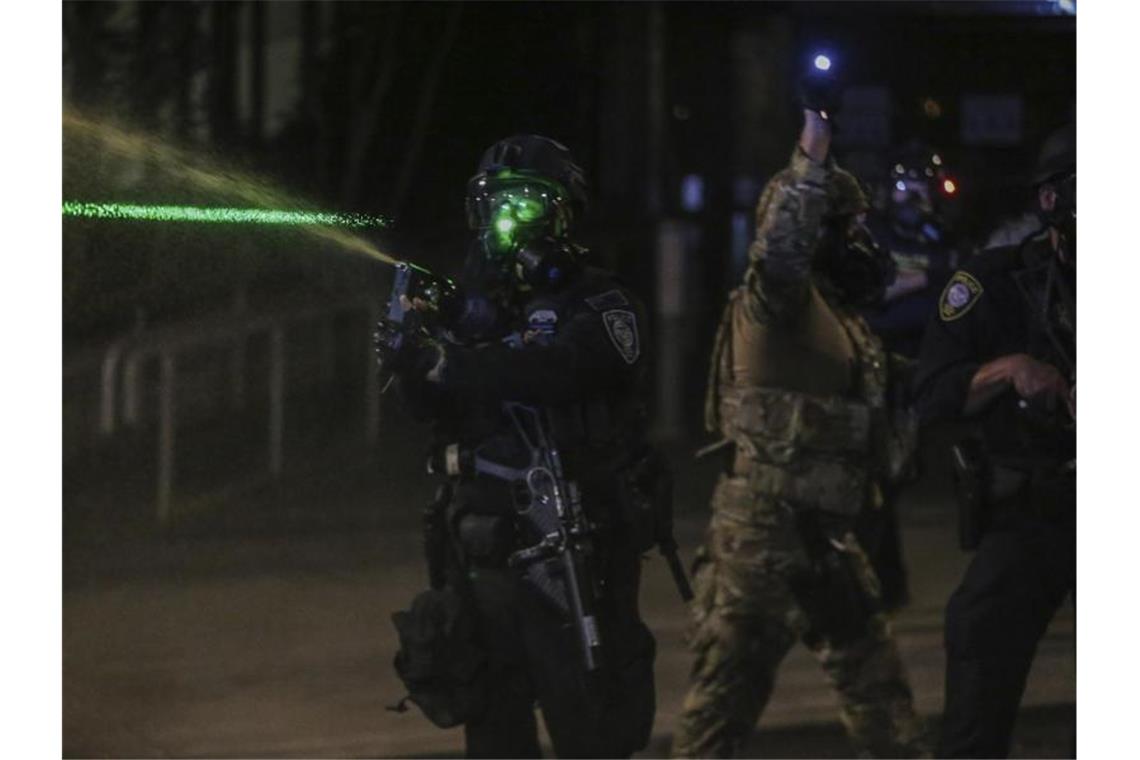 Polizisten gehen mit Tränengas gegen Demonstranten vor. Foto: Dave Killen/The Oregonian/dpa