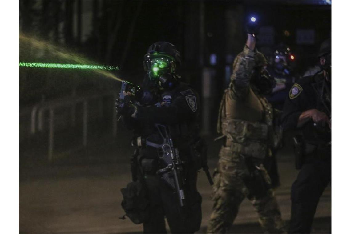 USA: Massive Kritik an Einsatz von Bundespolizisten Polizisten gehen mit Tränengas gegen Demonstranten vor. Foto: Dave Killen/The Oregonian/dpa