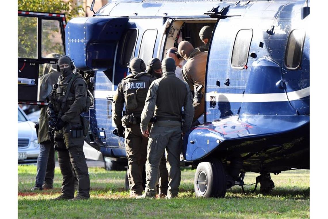 Terroranschlag von Halle: Attentäter legt Geständnis ab Polizisten geleiten Stephan B. zum Bundesgerichtshof in Karlsruhe. Foto: Uli Deck/dpa